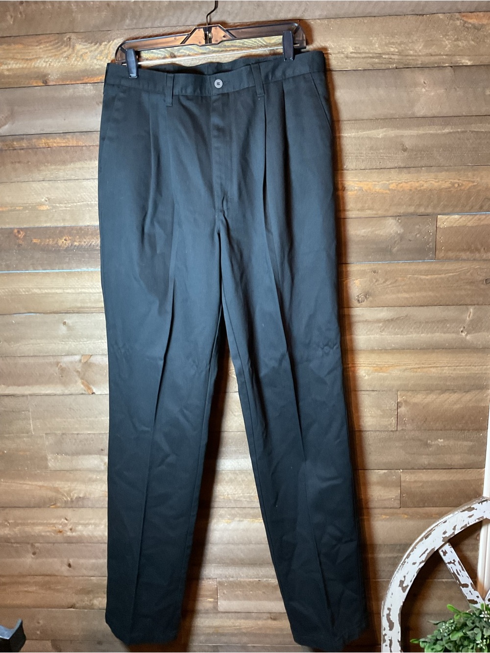 Men’s Wrangler Riata Pleated Front Black Pants Style 95WB Men’s Size 34x36